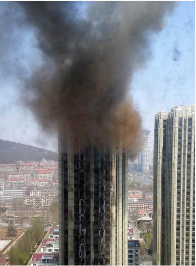 大連星海廣場一公寓樓大火 濃煙滾滾